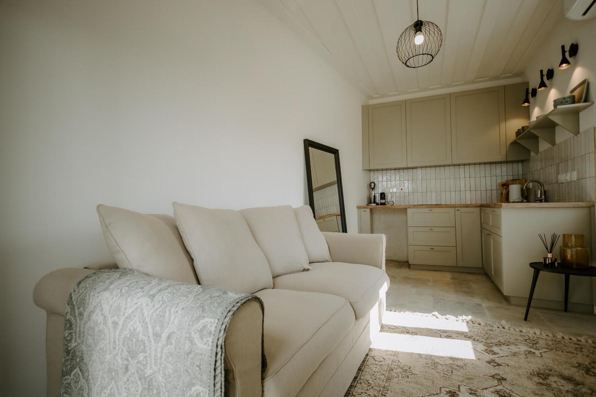 Smaragda'S Guest Rooms ลิมาซอล ภายนอก รูปภาพ