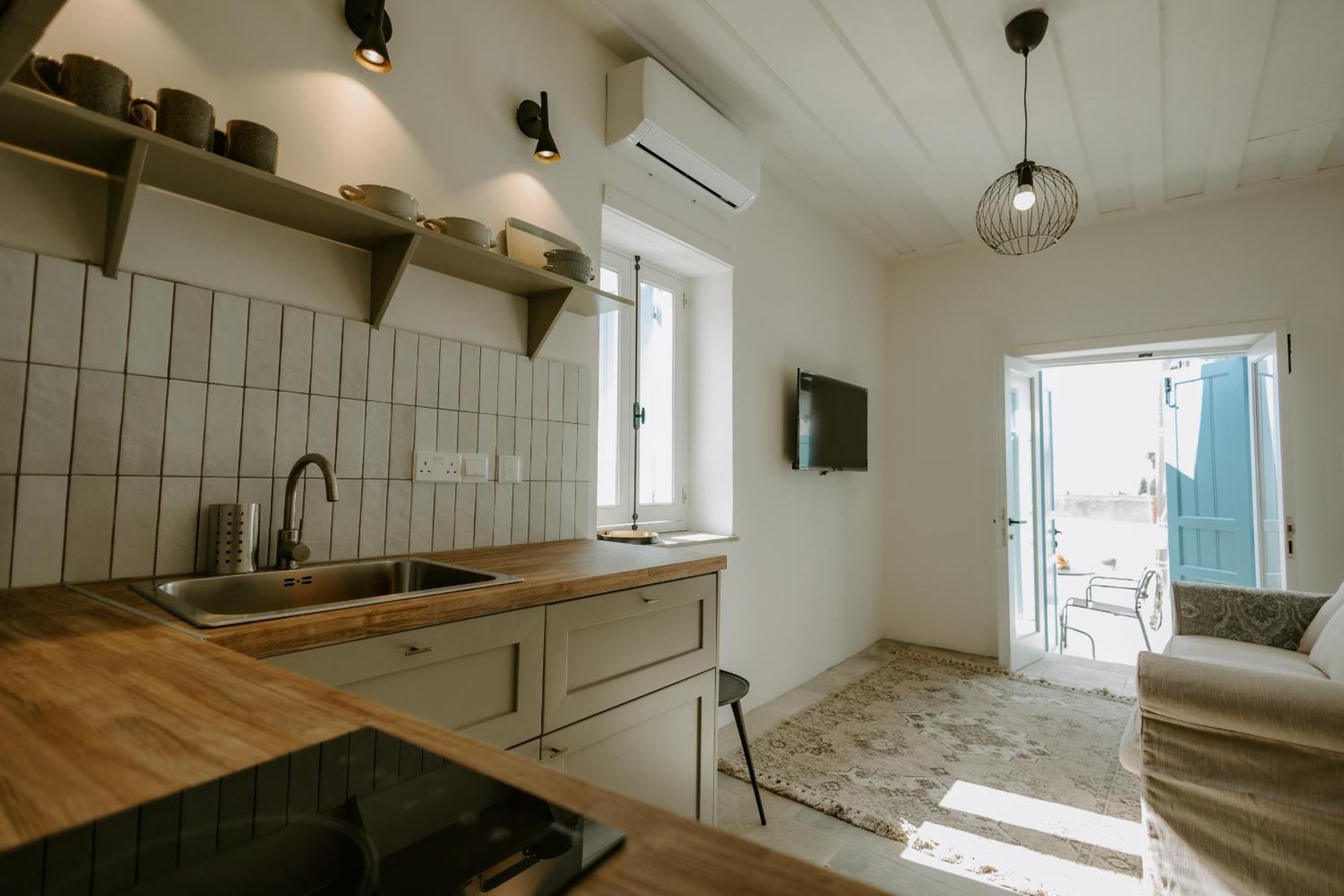 Smaragda'S Guest Rooms ลิมาซอล ภายนอก รูปภาพ